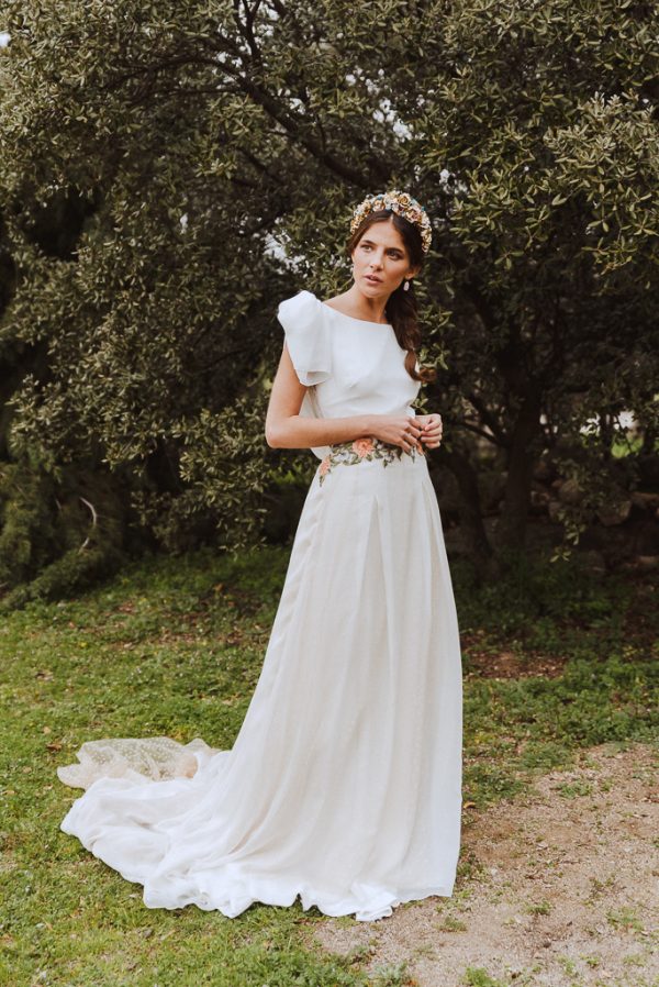 Flamintgo | La novia del fajín bordado en tonos melocotón y corona de flores
